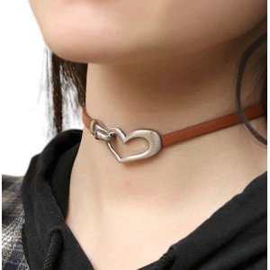 collar de cuero con corazon