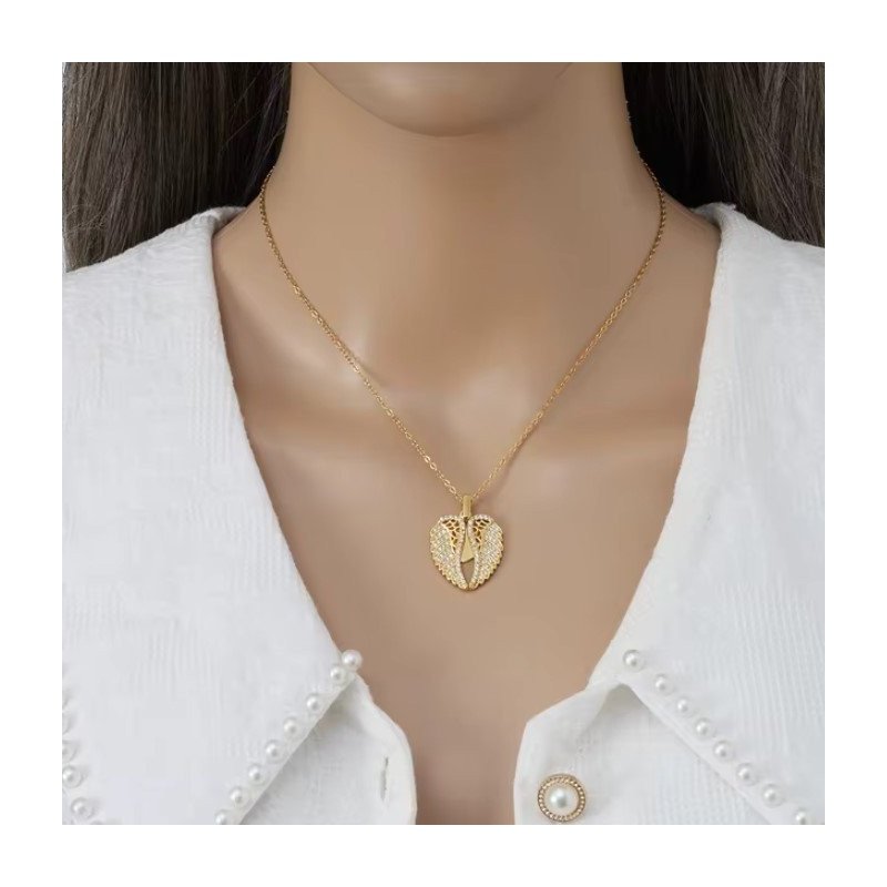 COLLAR CORAZÓN PERSONALIZADO CON ALAS QUE SE ABREN