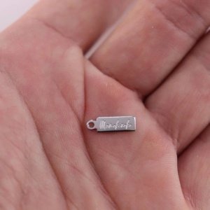 chapas pequeñas con logotipo para pulseras y collares