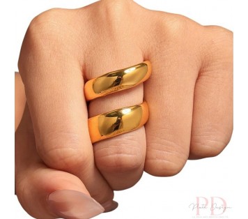 anillos dorados que se pueden mojar en la playa