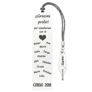 marcapáginas con nombres escritos a mano de los alumnos