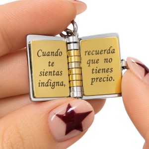 colgante libro con paginas grabadas