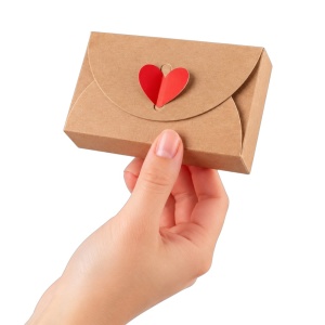 caja regalo con corazón rojo